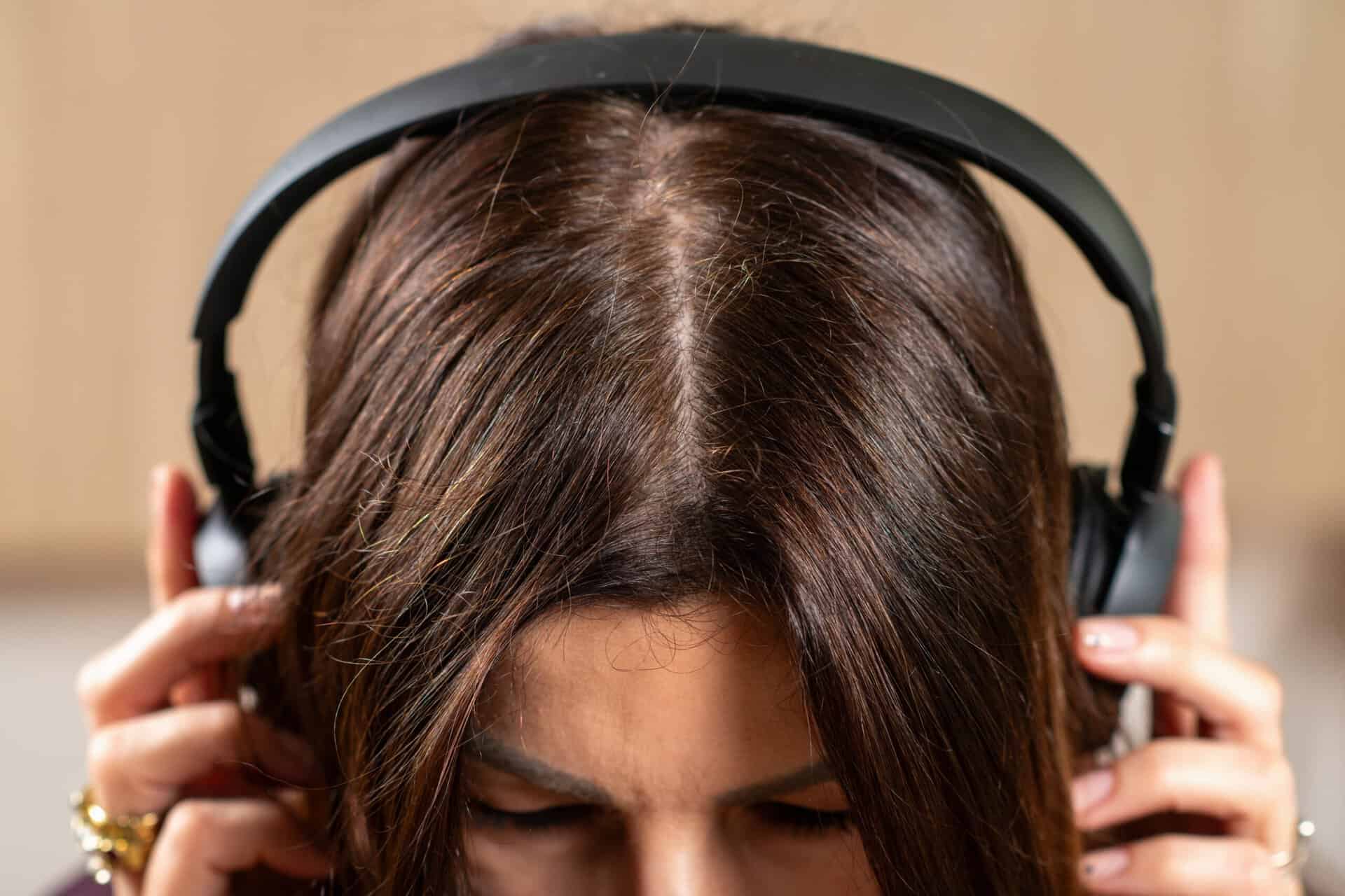 Back of a client's head wearing headphones to receive alternating auditory bilateral stimulation during an inpatient EMDR therapy session at New Journeys Behavioral Health.